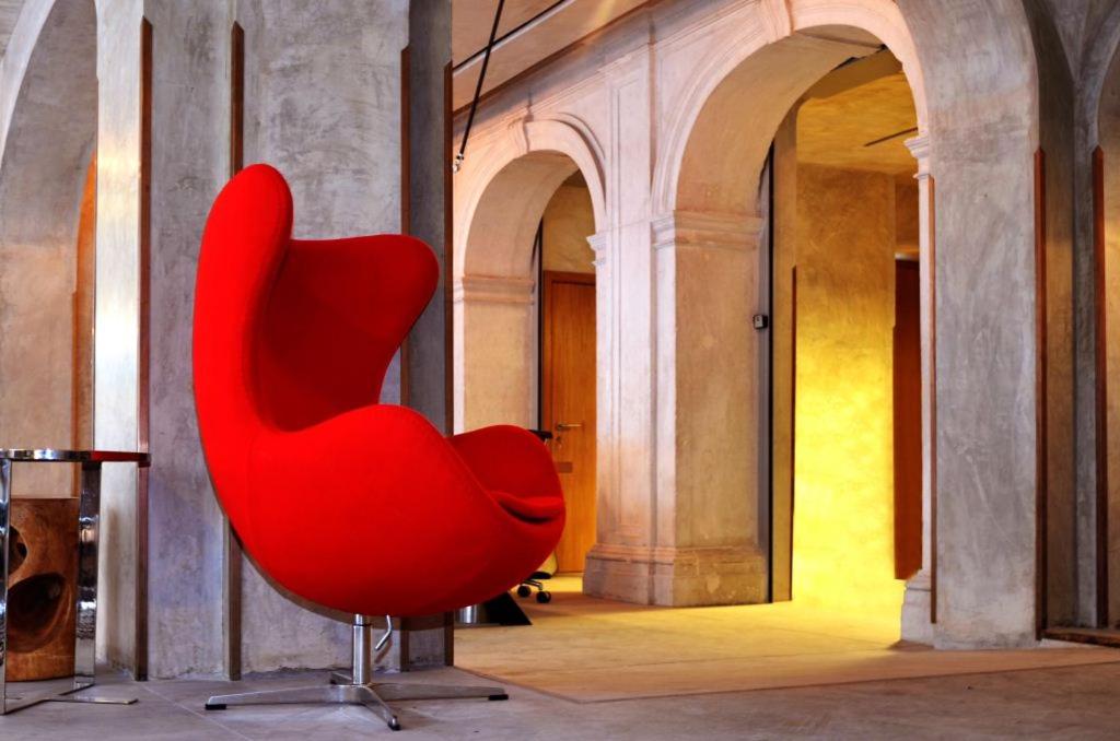 里斯本布朗市中心酒店 的坐在大楼内的红椅