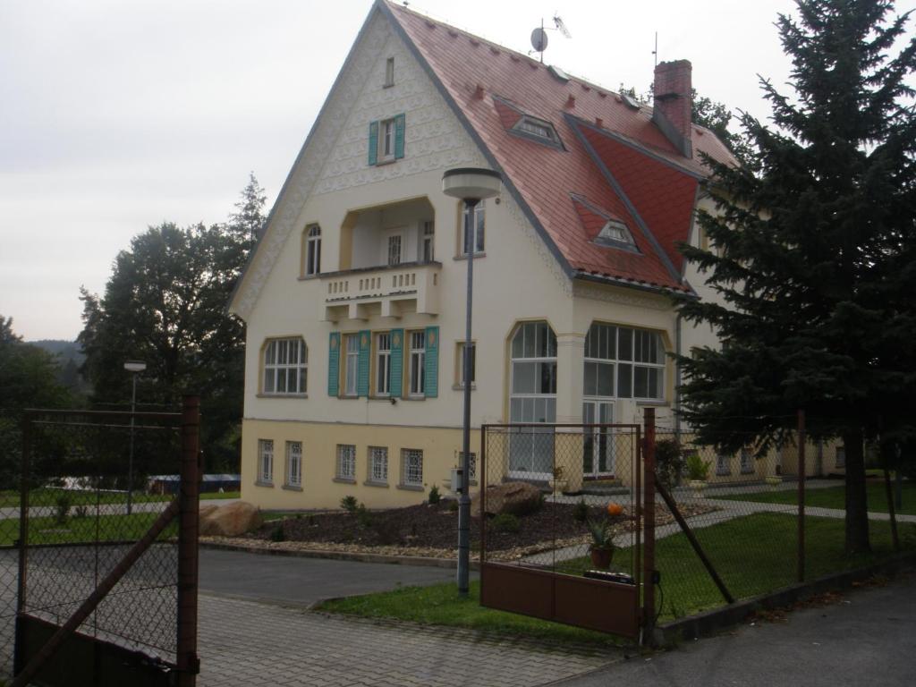 ŠluknovPenzion Jungmannova的一座大型白色房屋,设有红色屋顶