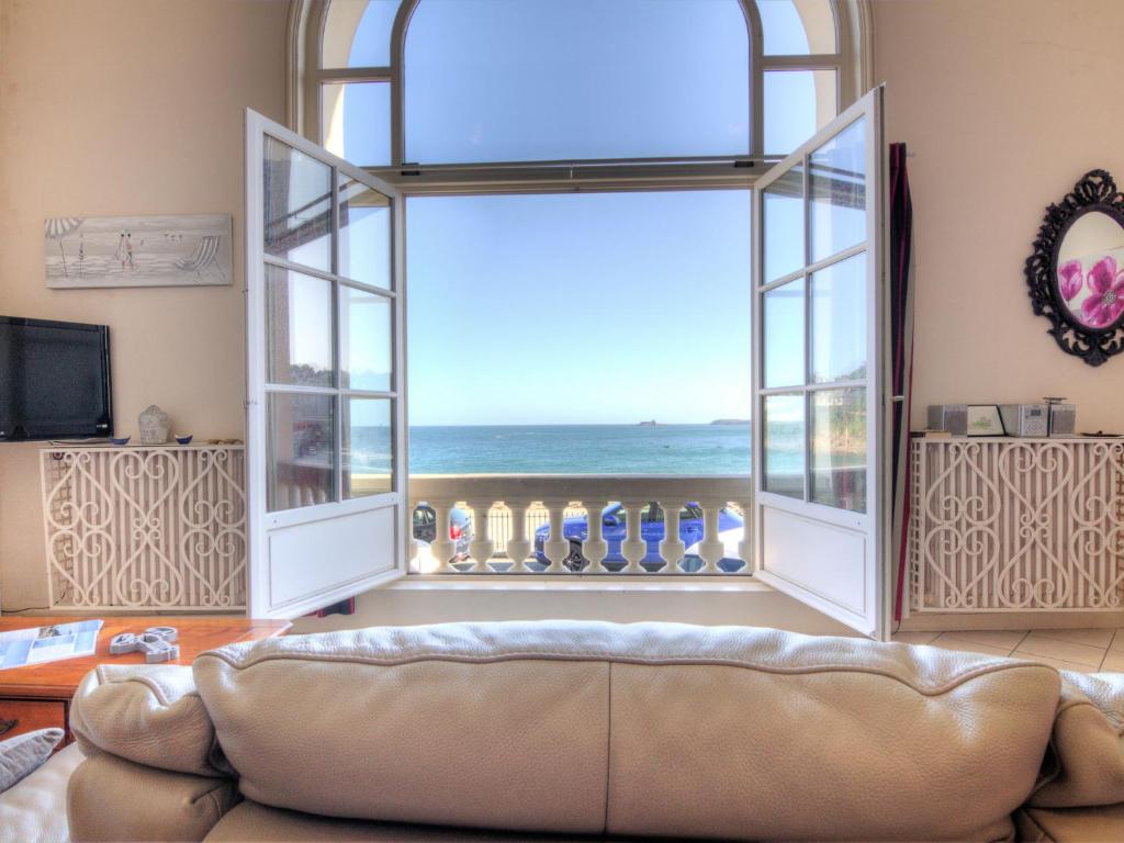 迪纳尔Apartment La Plage-1 by Interhome的带沙发的客厅,享有海景