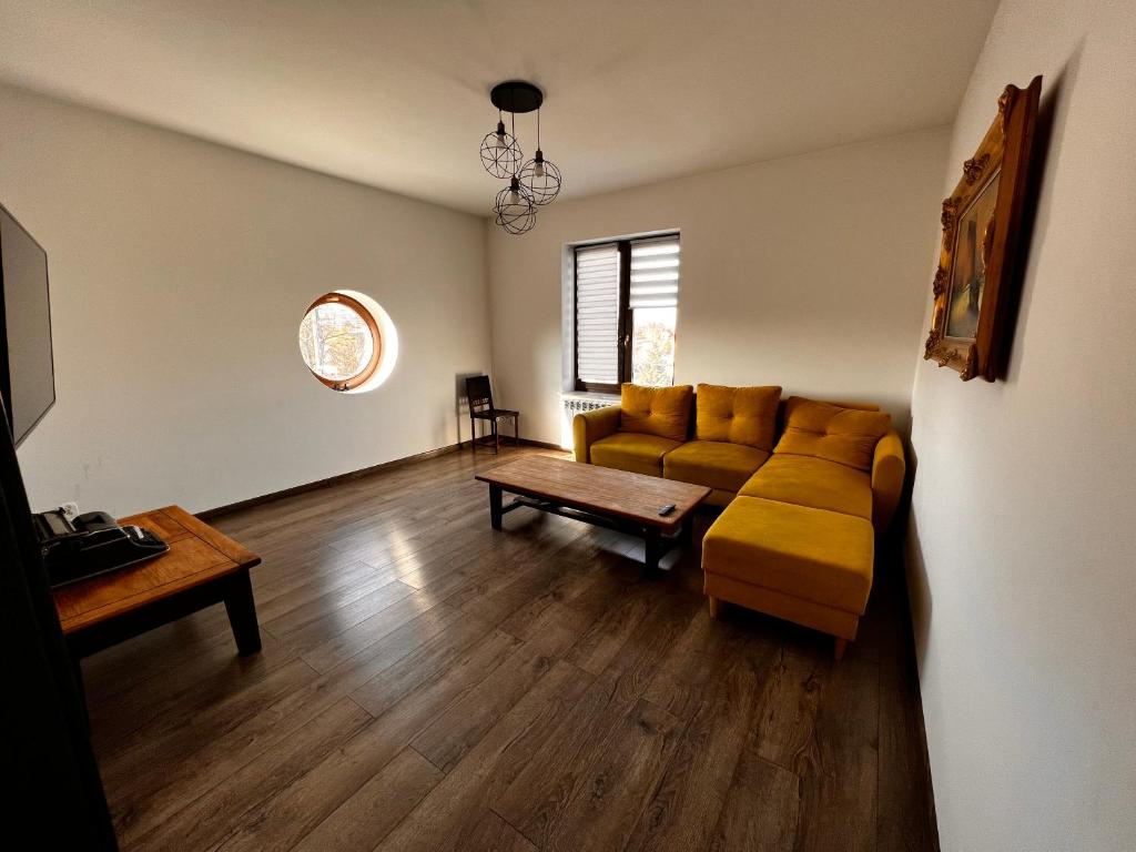 斯凯尔涅维采Apartamenty na 1 Maja的客厅配有沙发和桌子