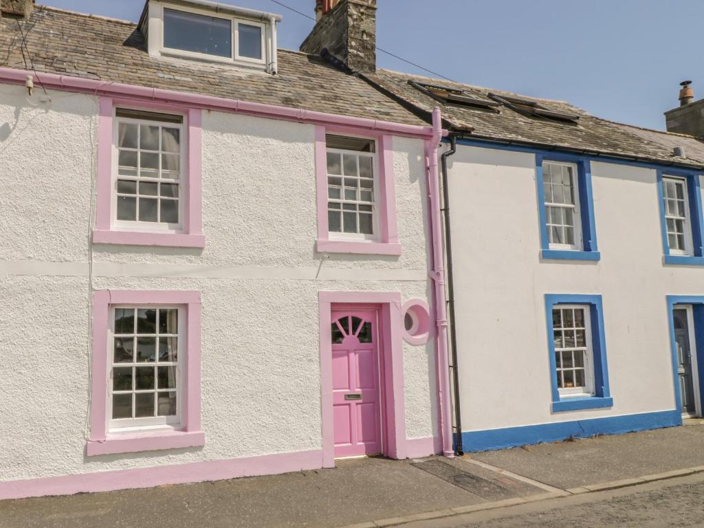 Isle of WhithornThe Pink House的街上有粉红色门的房子