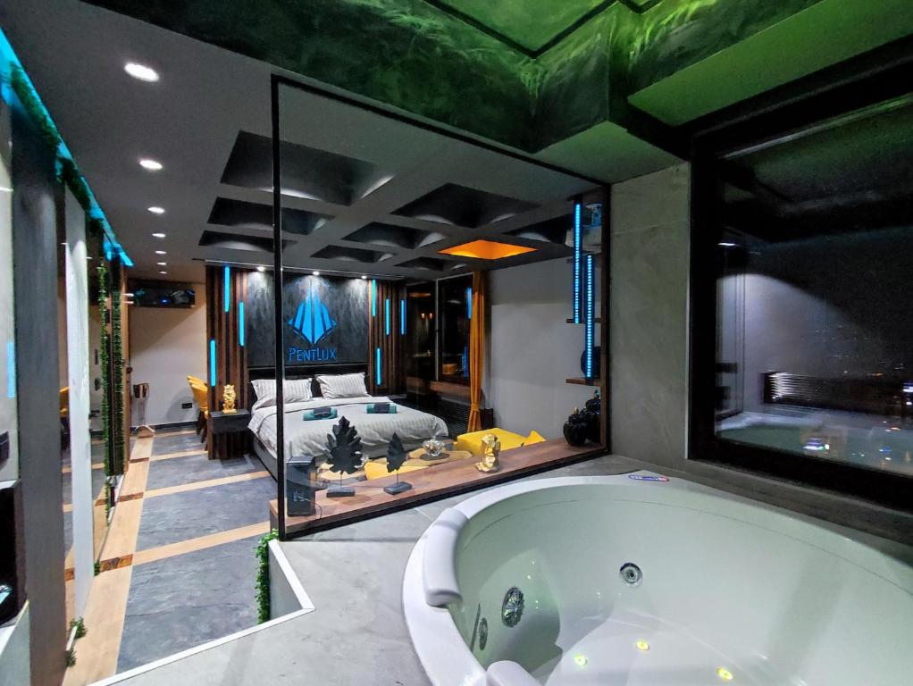 斯科普里PentLux - SPA Penthouse in the heart of Skopje的卧室内设有一个大浴缸