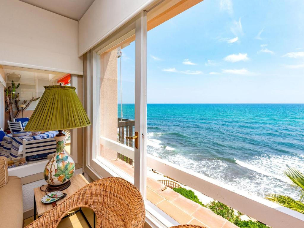 圣安德烈斯-德利亚瓦内拉斯Apartment Acuario by Interhome的客房设有海景窗户。