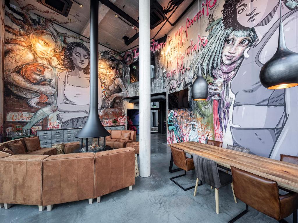 拜罗伊特Liebesbier Urban Art & Smart Hotel的一间涂有涂鸦墙的房间