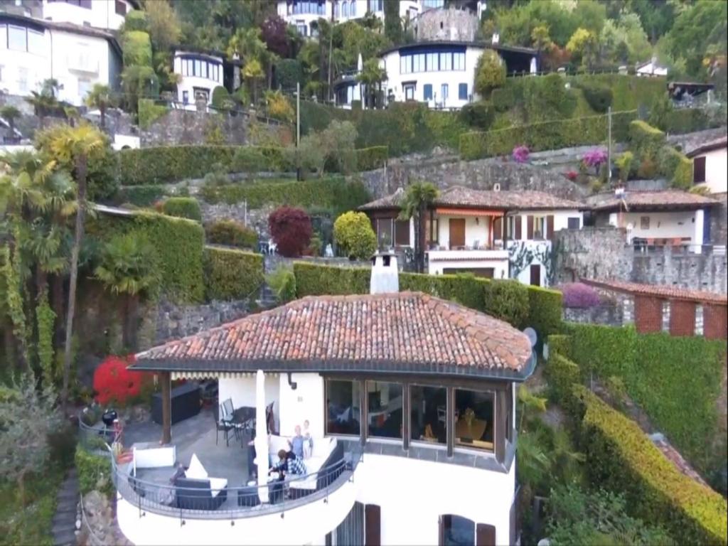 布鲁西诺亚希吉欧Holiday Home Casa La Quercia by Interhome的白色的大房子,设有瓷砖屋顶