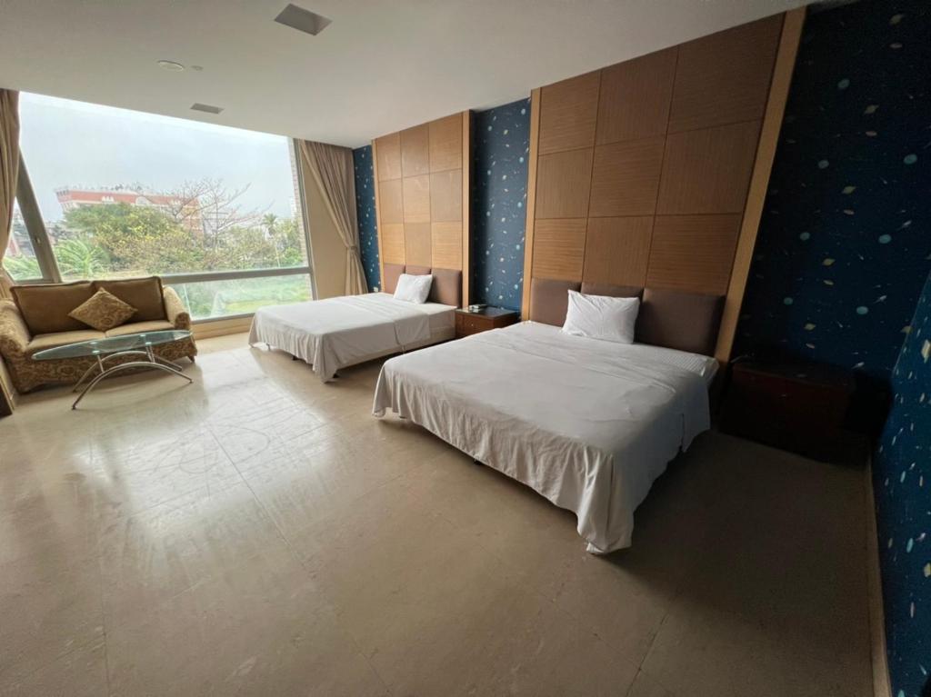 花莲市采盈精品休闲旅馆的酒店客房设有两张床和窗户。