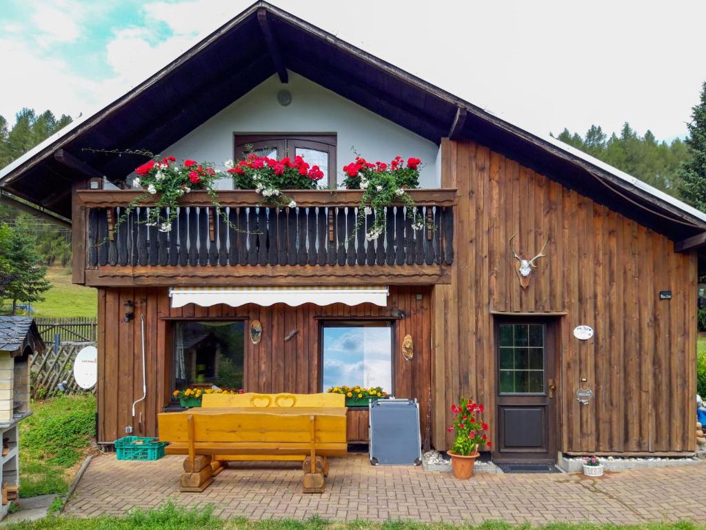 PiesauHoliday Home Panoramablick by Interhome的带阳台和长凳的木屋