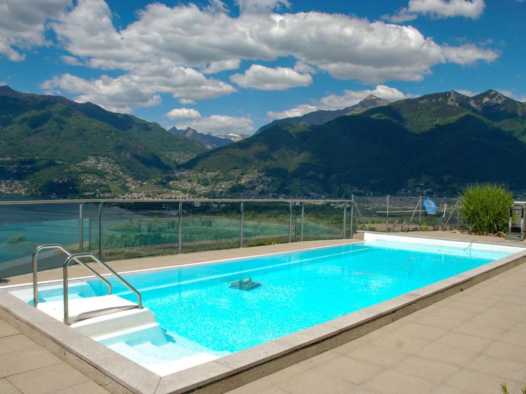 MagadinoApartment Bella Vista by Interhome的一座山地游泳池