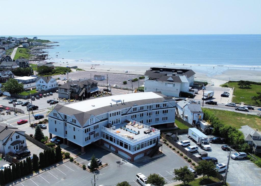 米德尔敦Atlantic Beach Hotel Newport的海洋旁建筑物的空中景观