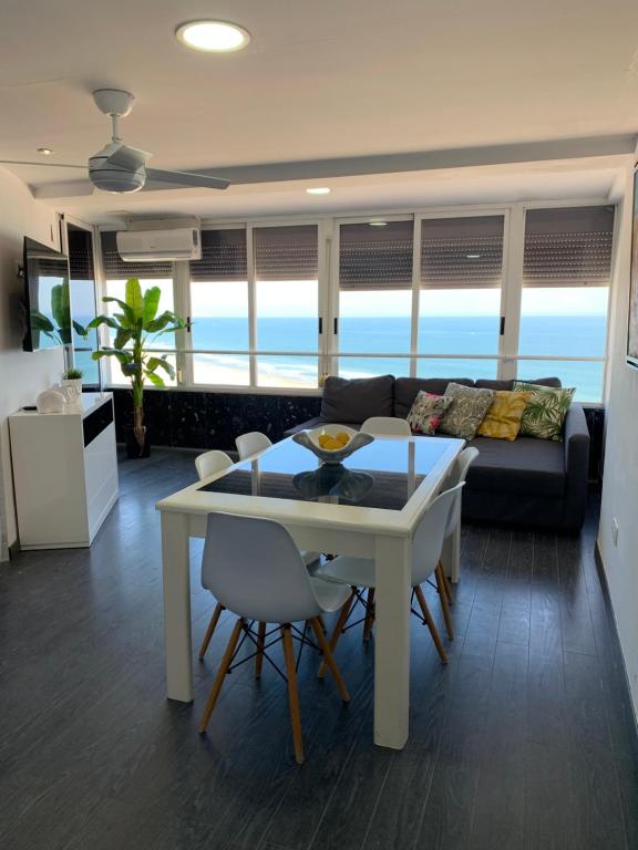 甘迪亚海滩Apartamento Bonaire-primera linea playa的客厅配有桌椅和沙发