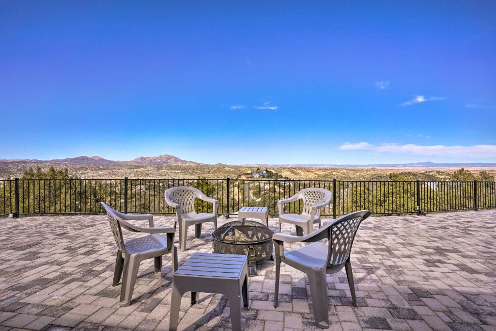 普雷斯科特Prescott Sunset Sanctuary with Panoramic View的庭院设有桌椅,享有美景。