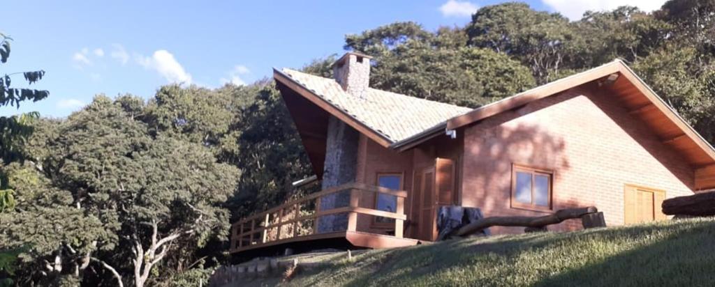 贡萨尔维斯Casa Recanto Lobo Guará的山顶上的小房子