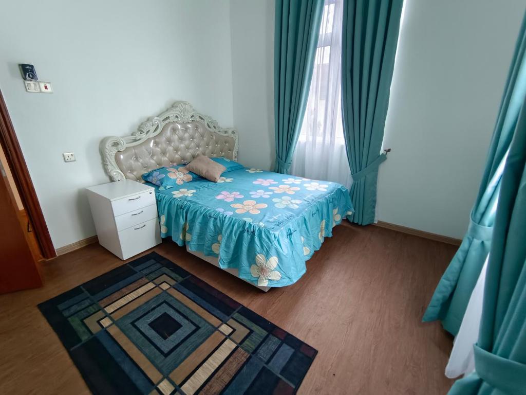 哥打巴鲁LUXURY Modern House Kubang Kerian UNIFI 4 Bedrooms的小卧室配有一张带蓝色毯子的床