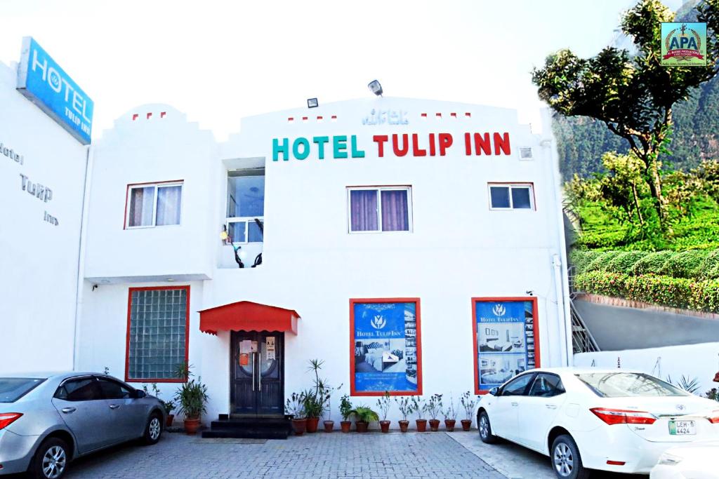 拉合尔Hotel Tulip Inn, Gulberg的酒店前方设有停车场。