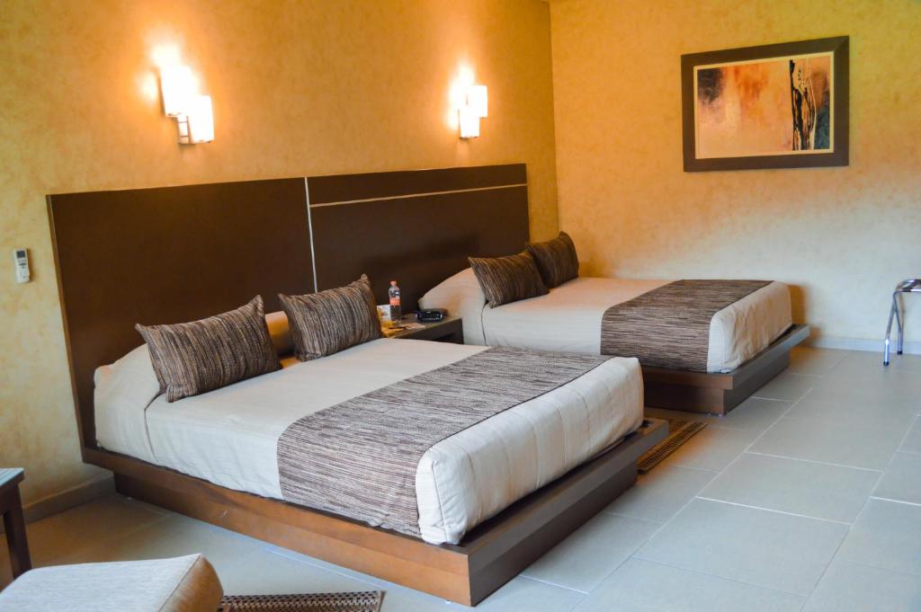 科尔多瓦Layfer Express Inn, Córdoba, Ver的一间酒店客房内设有两张床的房间