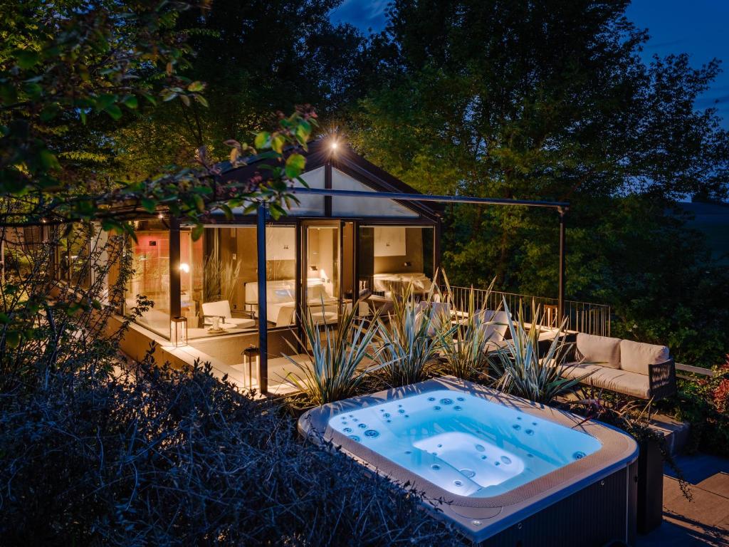 TerruggiaGlass House & SPA - DCA Certified -的房屋的庭院里设有一个按摩浴缸