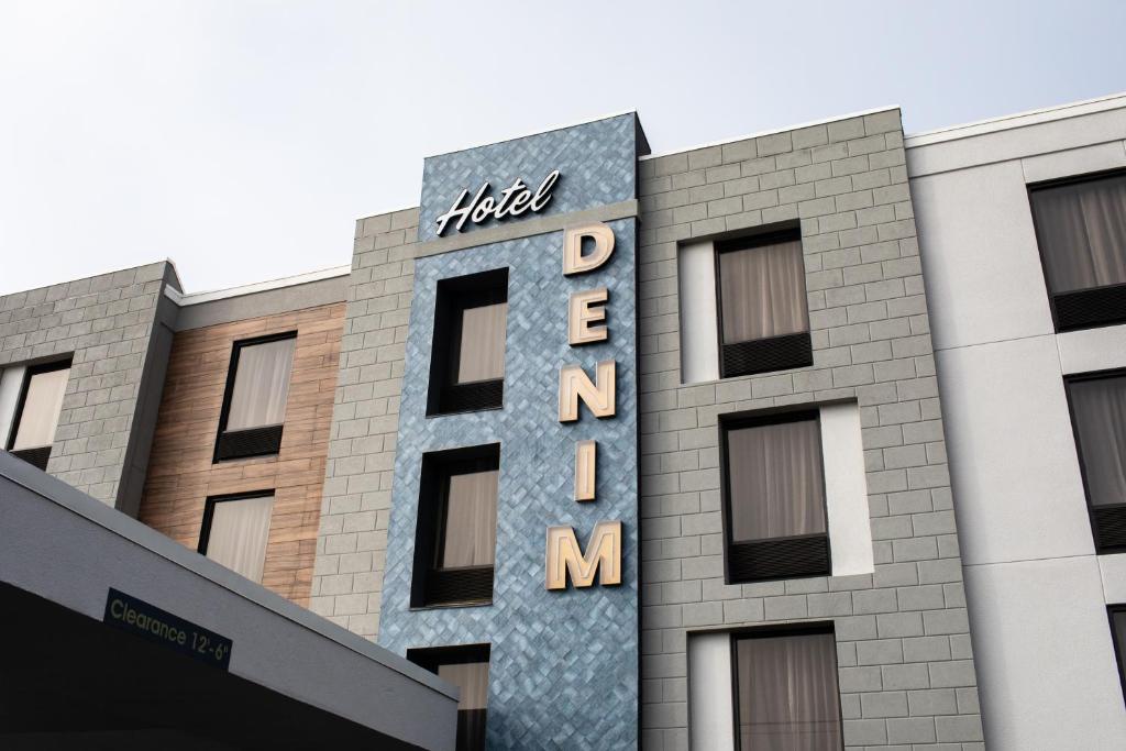 格林斯伯勒Hotel Denim的建筑一侧的酒店标志