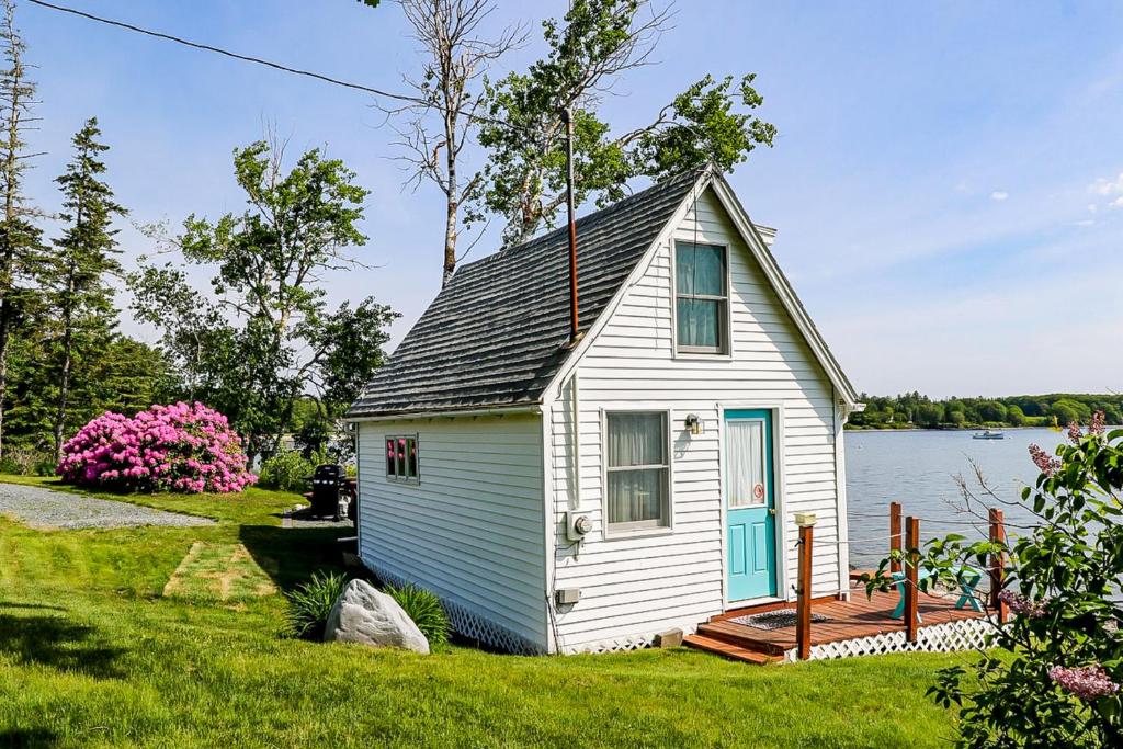 SurryDream Harbor Cottage的湖畔的白色小房子
