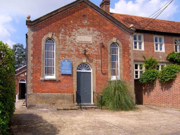 怀特帕里施The Methodist Chapel的一座旧砖砌的建筑,上面有蓝色的门