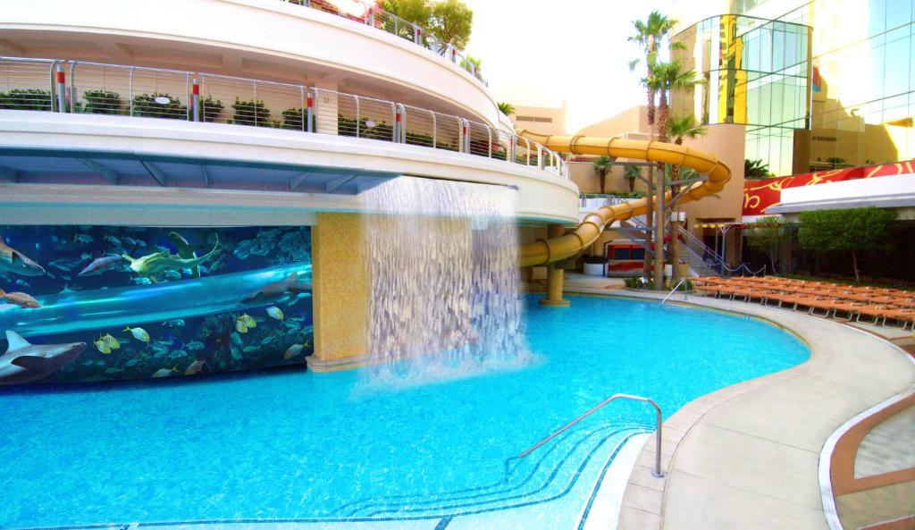 拉斯维加斯拉斯维加斯金砖酒店&赌场的一座带水滑梯的酒店游泳池