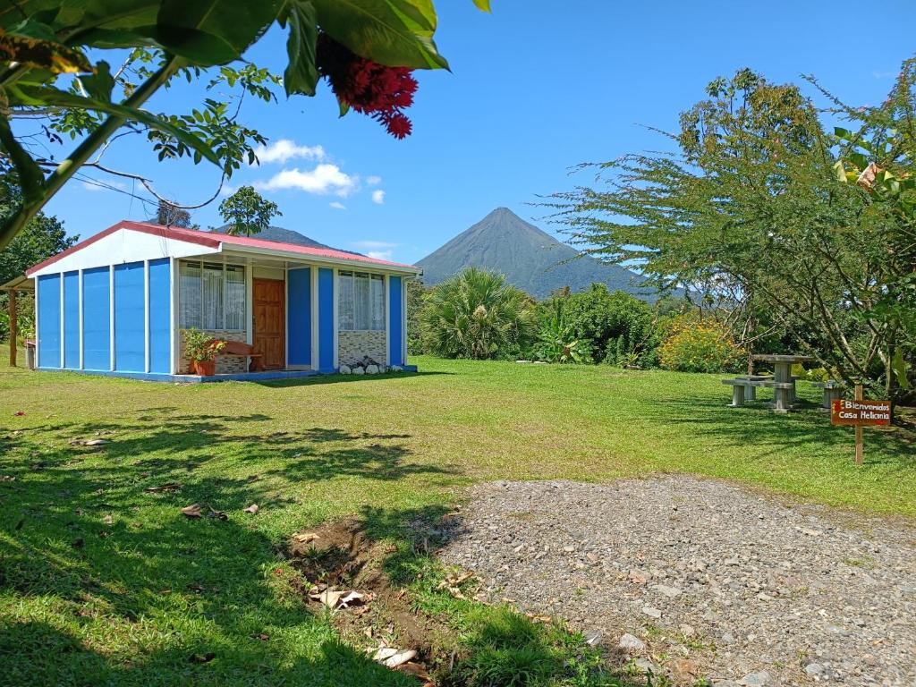 福尔图纳Casa de Campo Heliconia的一座小蓝色房子,后面有山