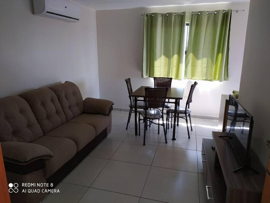 埃斯特城Apart 2 habitaciones vista a Itaipú - 32的客厅配有沙发和桌椅