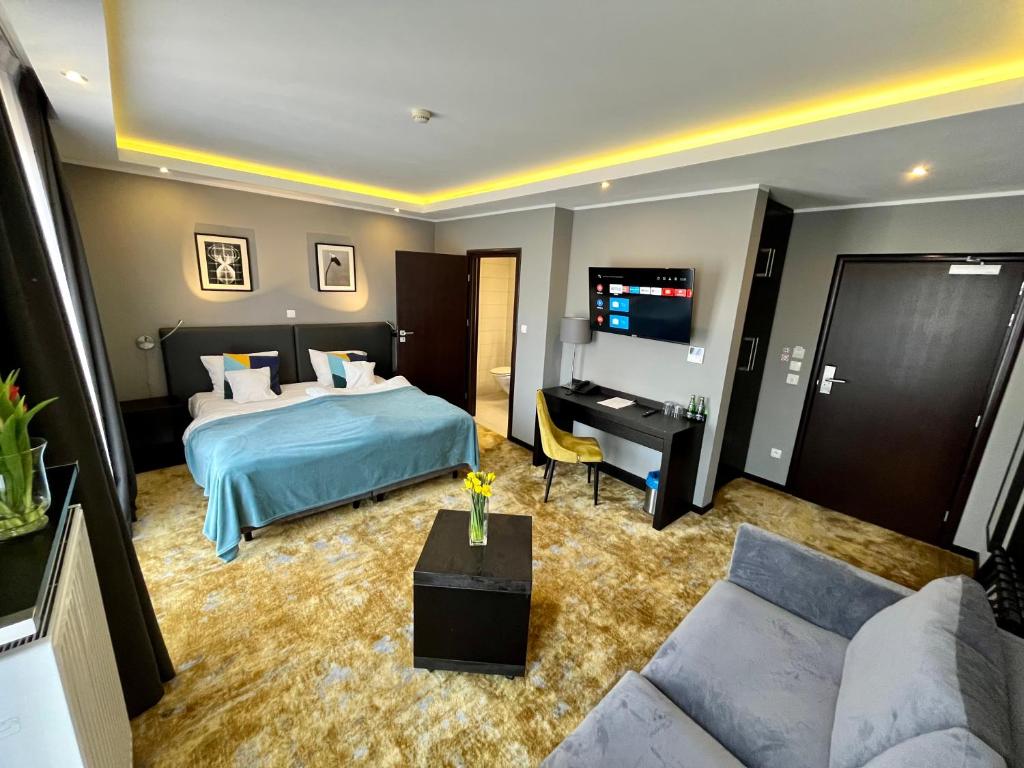 波兹南Malta Premium的酒店客房,配有床和电视