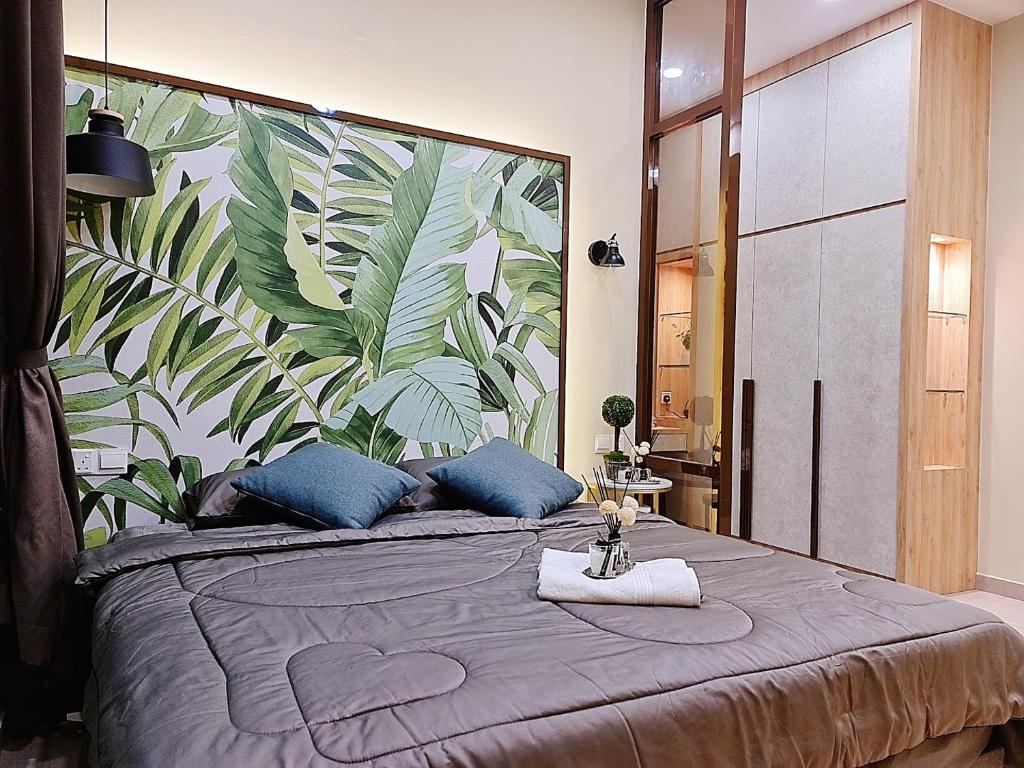 马六甲NEW Condo Atlantis Melaka Town @ Memories的一间卧室配有一张带大型叶子壁画的大床