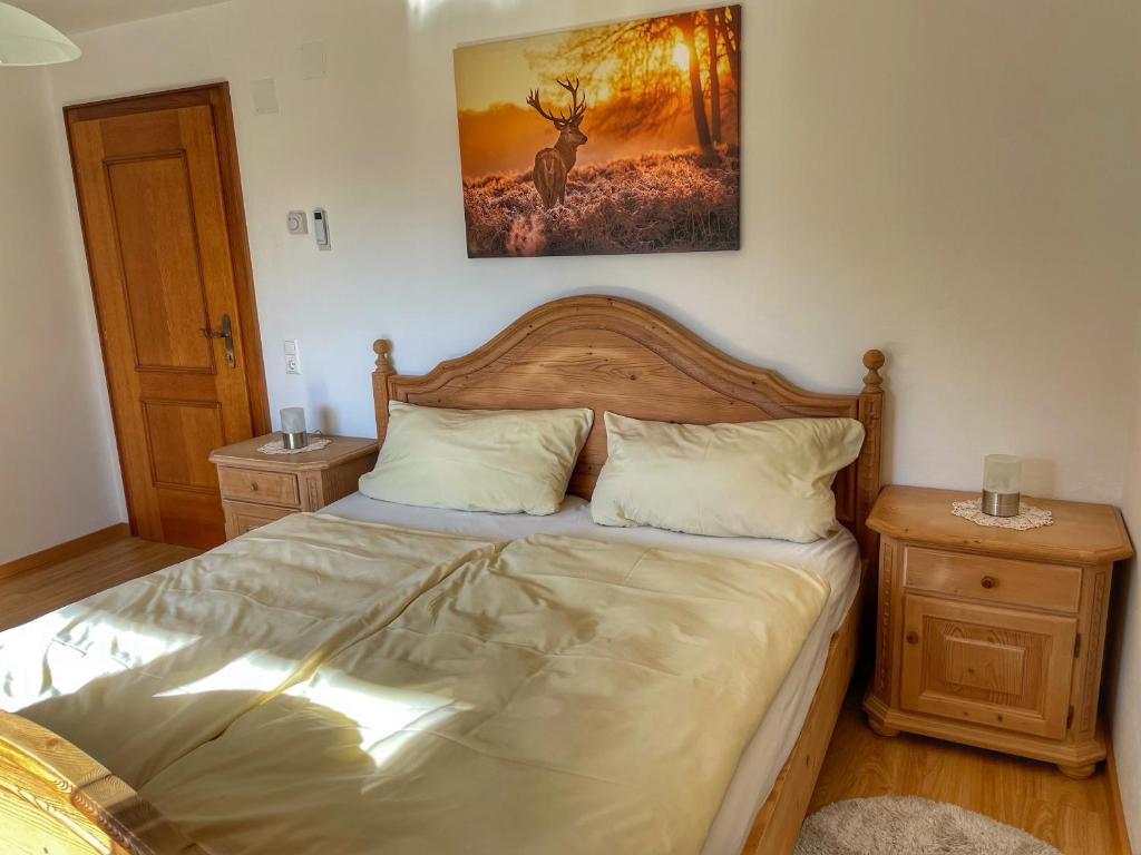 上韦拉赫Bergzauber Obervellach im Mölltal的卧室配有一张床和鹿的照片