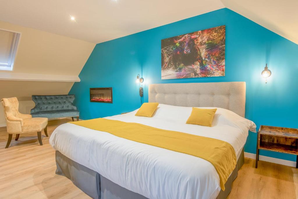 皮埃尔丰Castello的一间卧室设有一张大床和蓝色的墙壁
