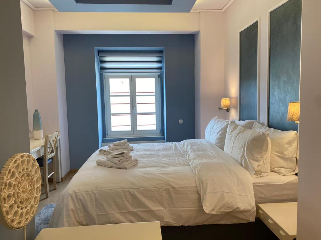 卡斯托里亚HOTEL TSARSI的卧室配有一张大白色床和窗户
