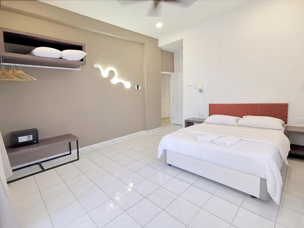 乔治市3 Concordia @ Gurney的卧室配有白色的床和白色瓷砖地板。