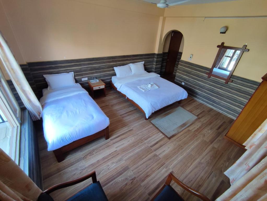 博卡拉山房子旅馆的卧室享有高空美景,配有两张床
