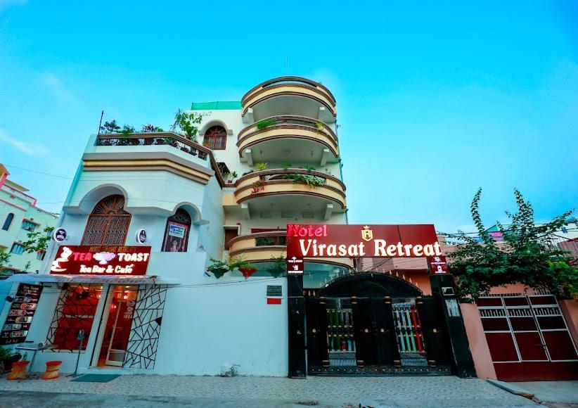 巴特那Hotel Virasat Retreat的街道上带有 ⁇ 末厨房标志的建筑