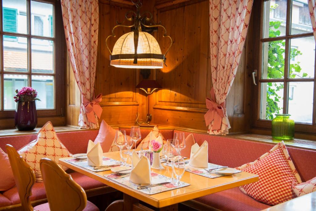 巴登-巴登埃尔哈妮酒店的一间带桌椅和窗户的用餐室