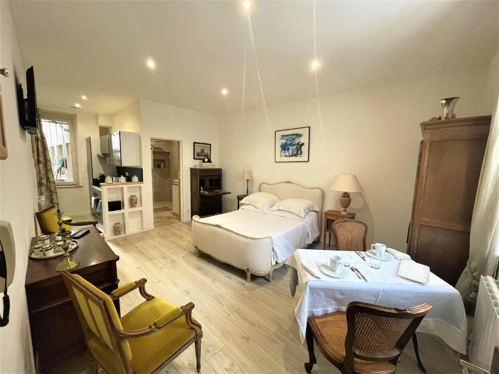 第戎Maponi的一间卧室配有两张床和一张桌子及椅子