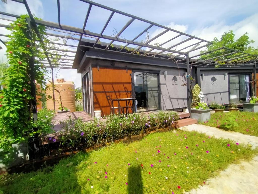 乌泰他尼府Uthaithani Resort的一座房子花园中的温室