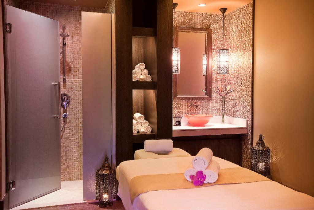 Oaks Ibn Battuta Gate Dubai客房内的一张或多张床位