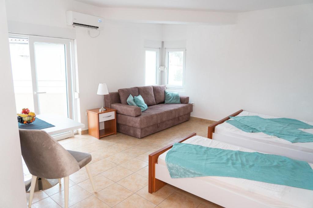 乌尔齐尼Apartments Sejla的客厅配有床和沙发