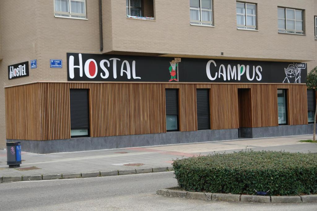 布尔戈斯Hostal Campus的带有读医院校园标志的医院大楼
