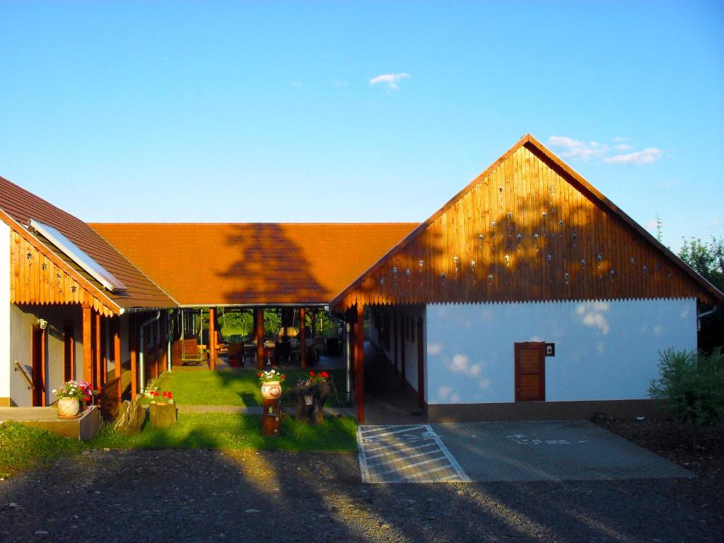 SzegiNyakigláb Villa的一座带橙色屋顶和消防栓的建筑
