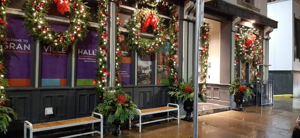 哈利法克斯Granville Hall Residence的前面的商店有圣诞灯和长凳