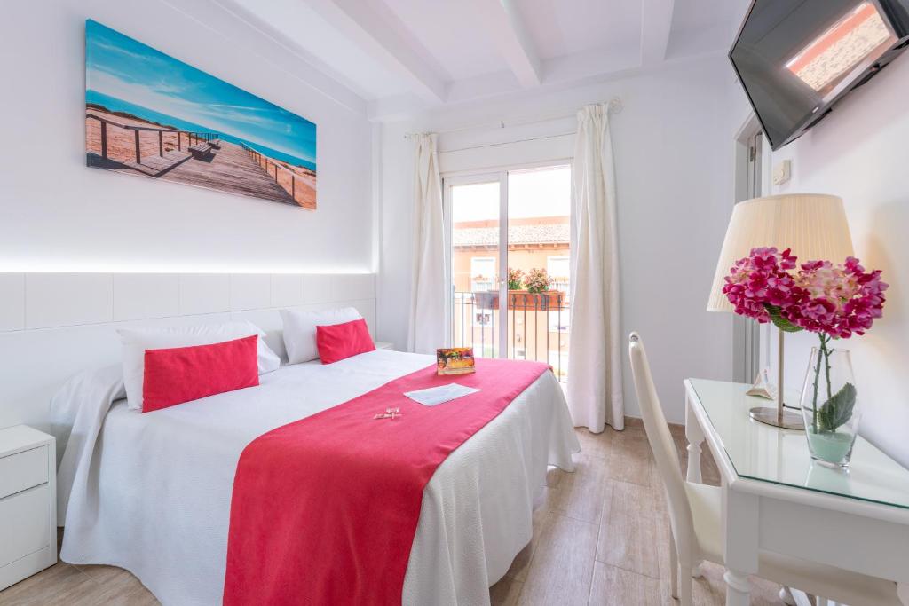 马拉加Hotel Romerito的白色卧室配有一张带红色毯子的床