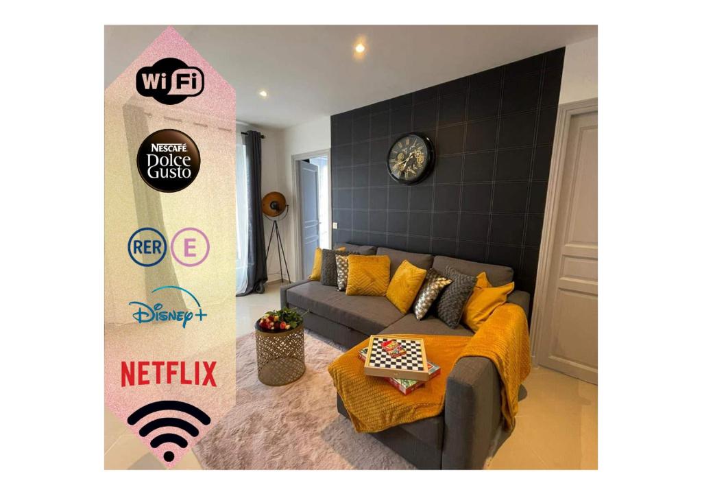Le RaincyKEYS&HOME L’escapade Parisienne - T2 Cosy & Confort的带沙发和标志的客厅