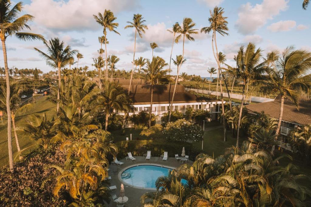 卡帕阿黑尔种植园套房酒店的享有度假村的空中景致,设有游泳池和棕榈树