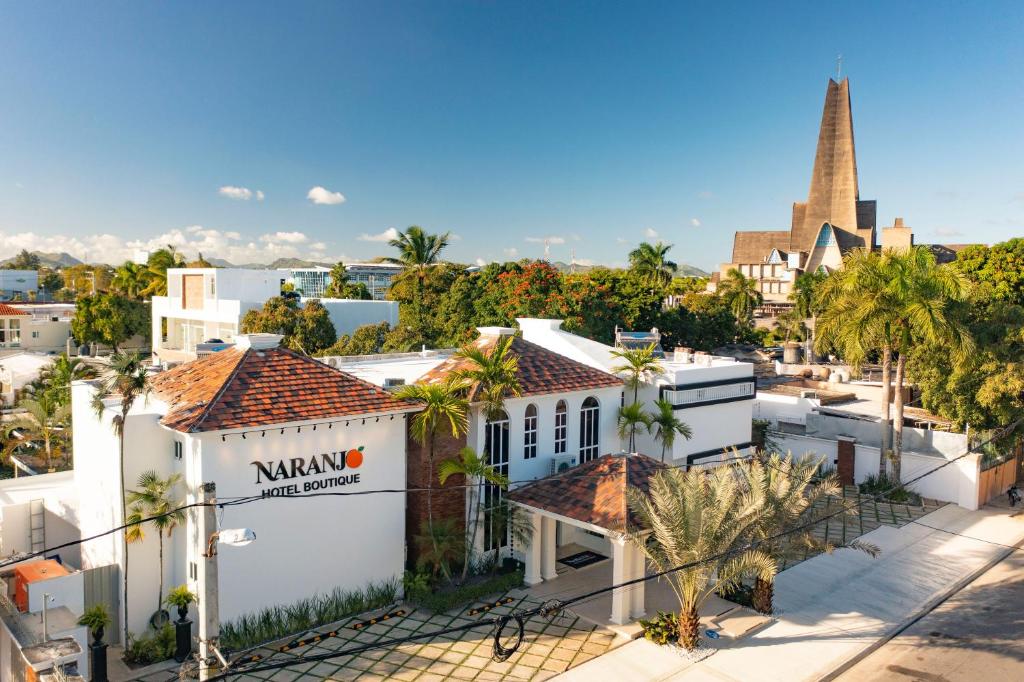 HigueyNaranjo Hotel Boutique的享有Miami市和教堂的景色