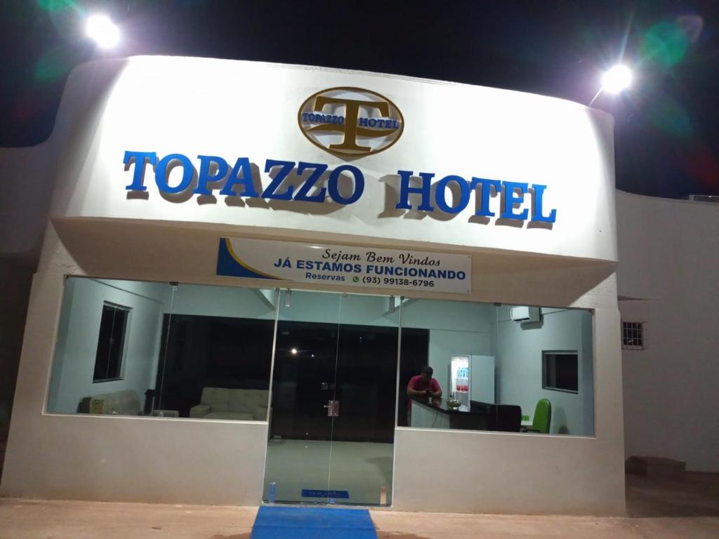 UruaraTopazzo Hotel的大楼前的tozazo酒店标志