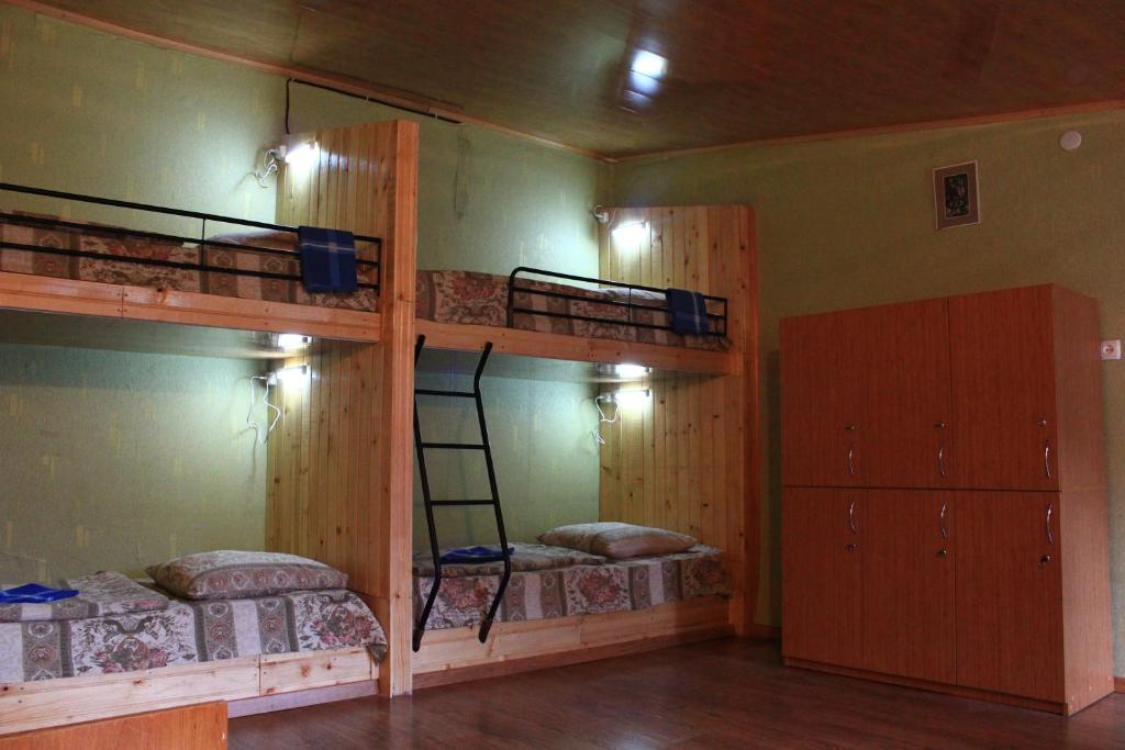 卡兹贝吉Homestay的客房设有三张双层床和梯子