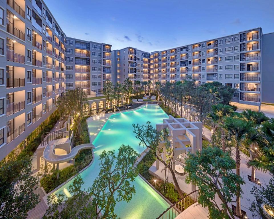 华欣la Casita Hua Hin by J&P的享有公寓大楼游泳池的顶部景致