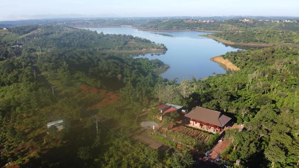 Gia NghĩaPhuong Nam Gia Trang Farmstay的享有湖畔房屋的空中景致